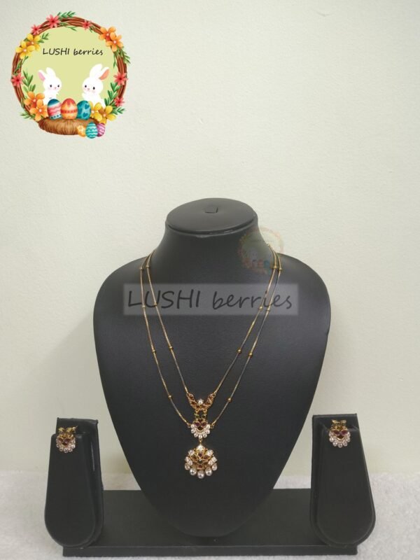 Layered Flower Pendant Chain Set